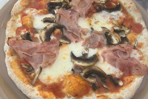 Glutenvrij eten in Toscane_ Vada glutenvrije pizza champignon ham
